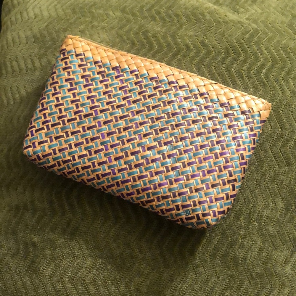 Summery woven natural fiber clutch.